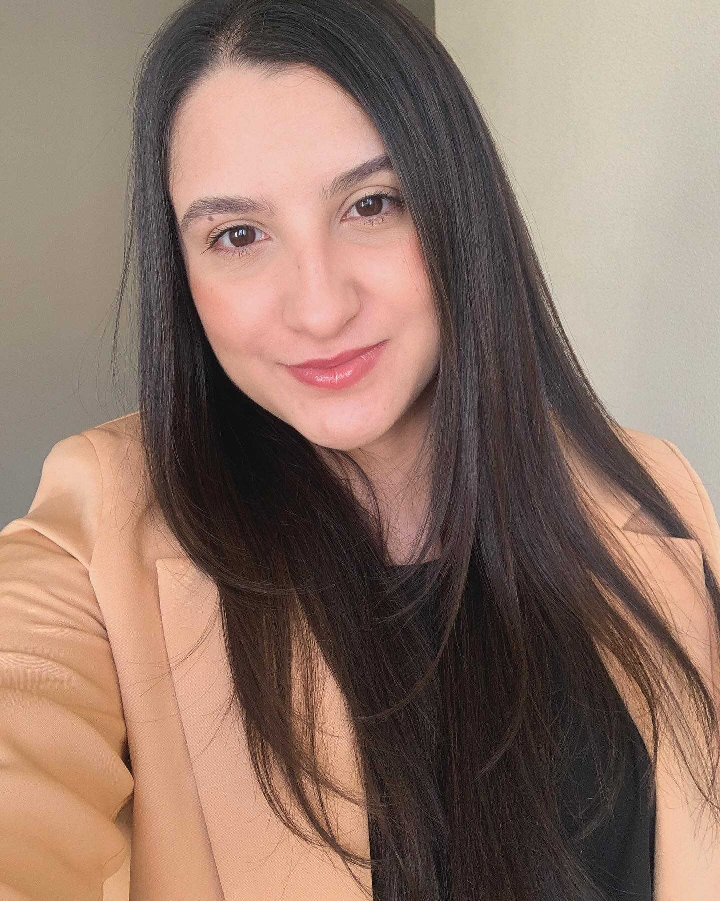 Mulher com sorriso natural e radiante em Indaiatuba